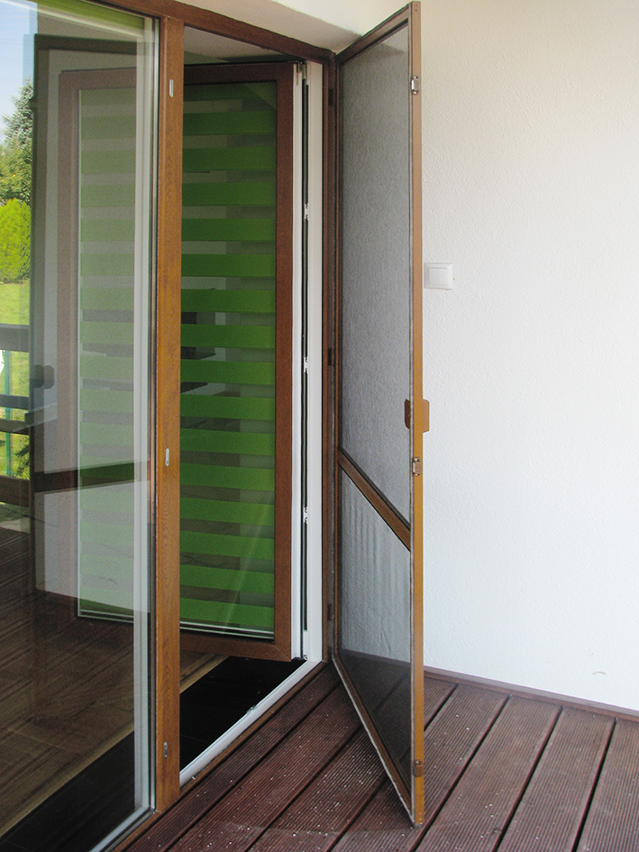moskitiera na drzwi balkonowe otwierana